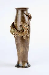 Vase vert et brun glacé avec un relief de dragon moulé, Doulton et Co., Lambeth